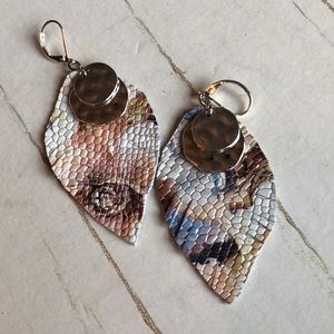 Leather earrings with dangle